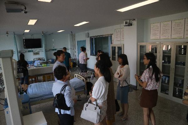 参观临床护理实训中心 参观临床护理实训中心