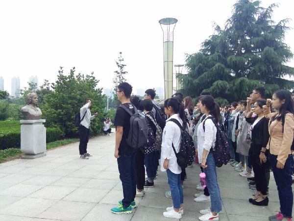 昝倩老师和学生党员带领学生进行宣誓 昝倩老师和学生党员带领学生进行宣誓