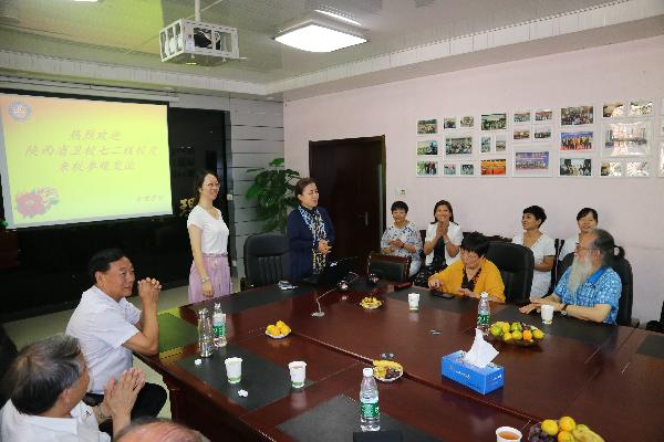 护理学院领导与校友们交流愉快 护理学院领导与校友们交流愉快