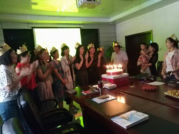 大家一同唱生日快乐歌 大家一同唱生日快乐歌