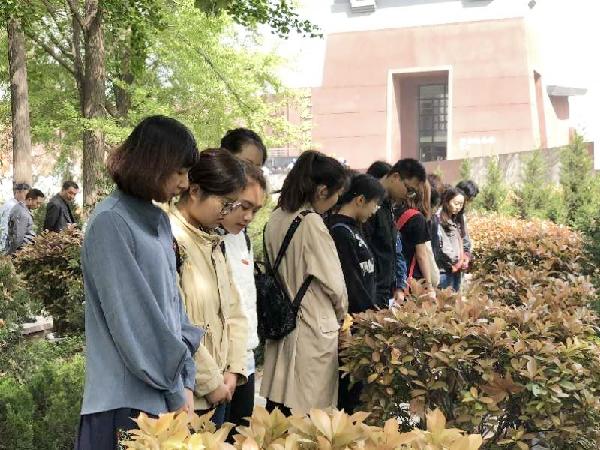 师生集体为烈士默哀 师生集体为烈士默哀